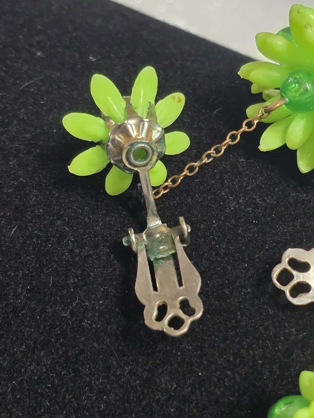 Vintage 60s Neon Green Floral Daisy Dangle Clip-On Kitschy Earrings - Picture 10 of 12